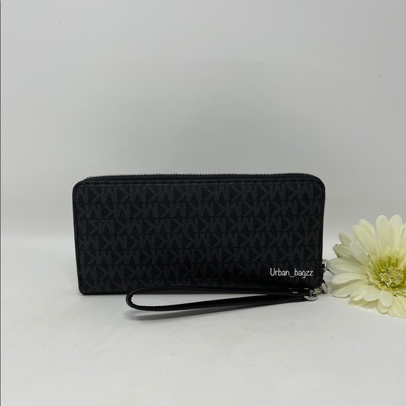 Michael Kors Eden Medium Bucket Bag and Wallet - Picture 4 of 13